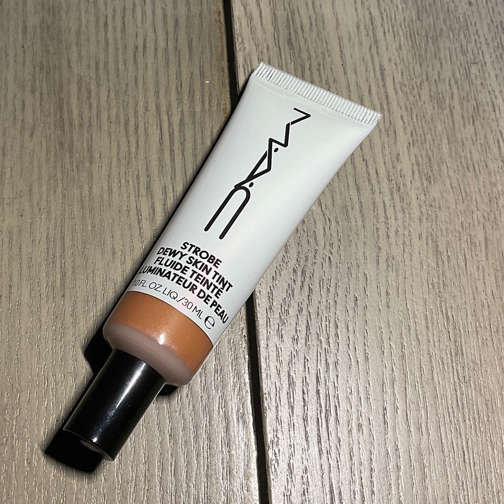 MAC Strobe dewy tint medium 3